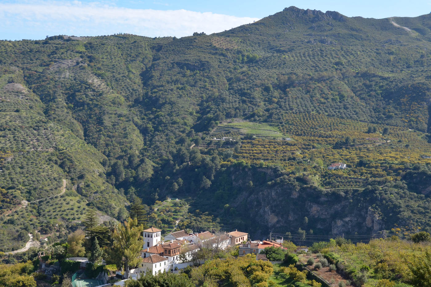 La ubicación de este valle se encuentra a 30 minutos de la costa mediterránea