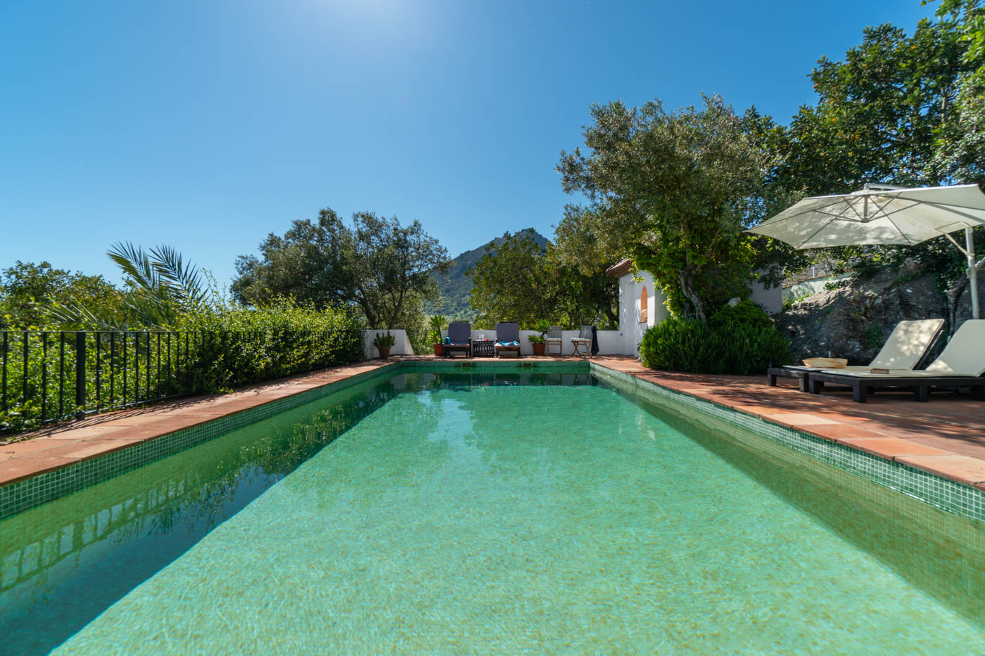 Amplia piscina de 10 metros de largo