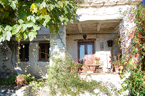 La casa vista desde la terraza inferior