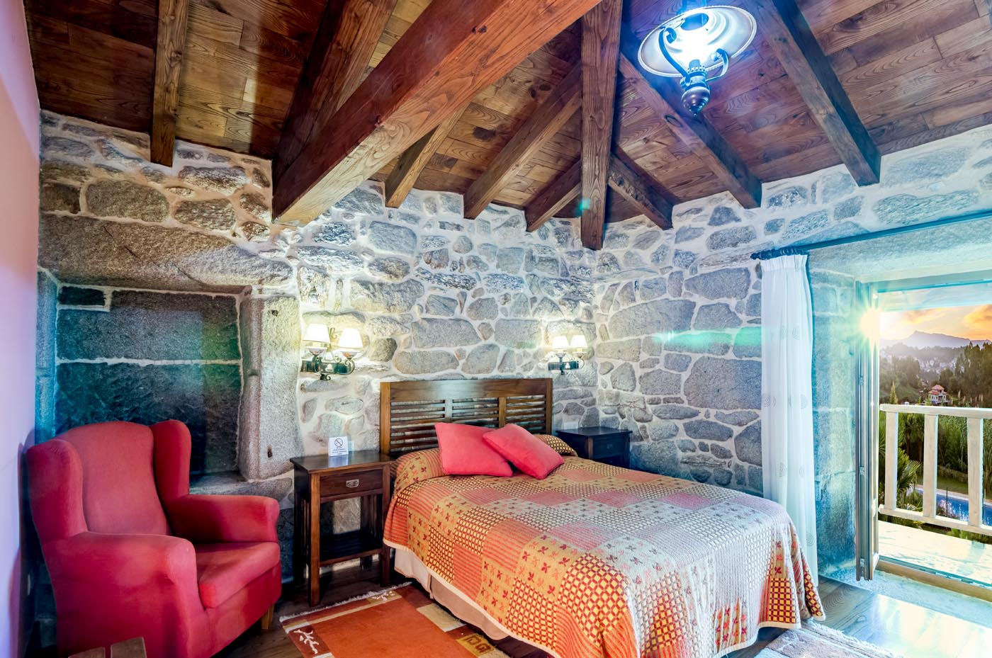 Habitación con cama doble y balcón.