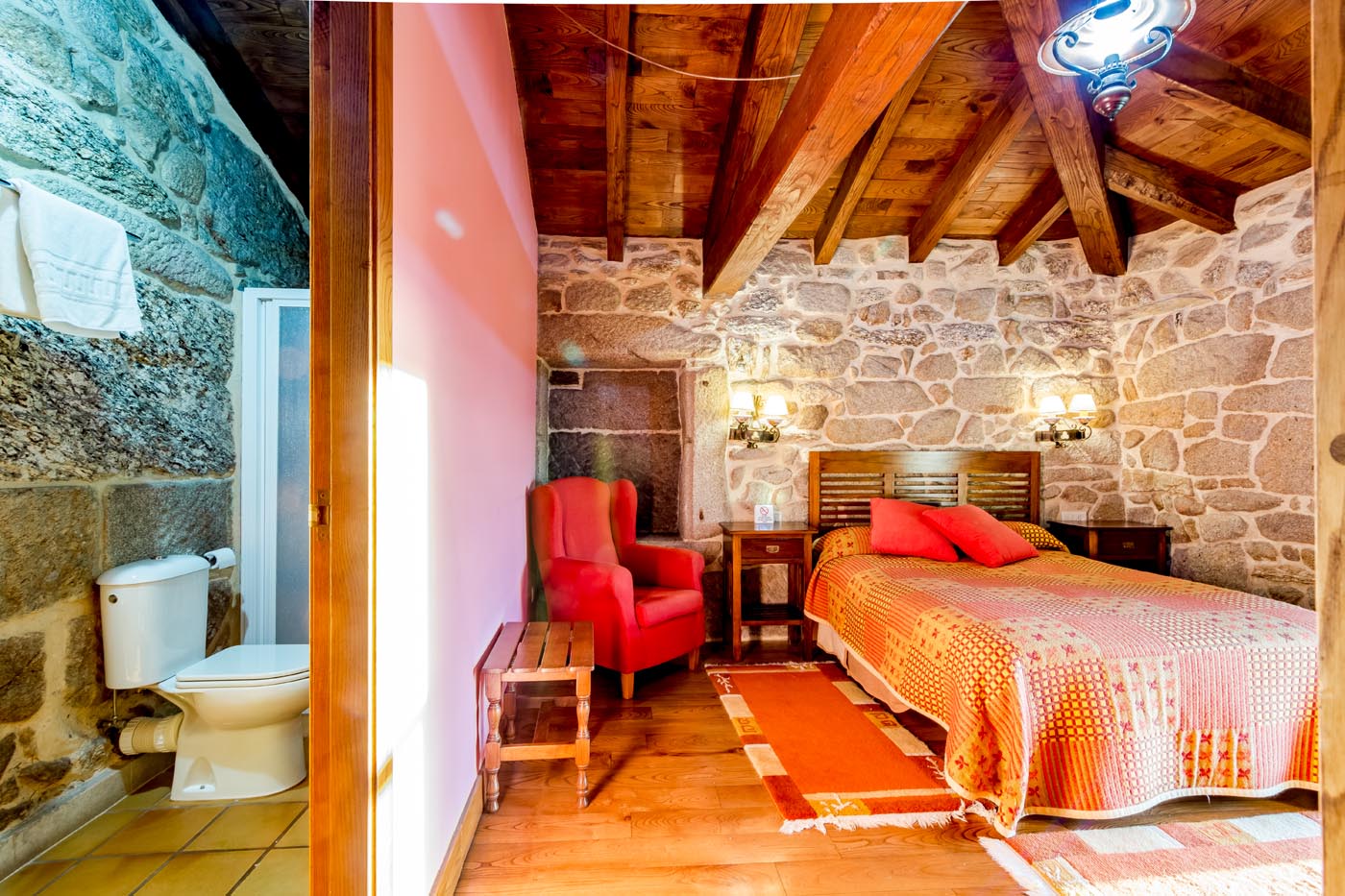 Todas las habitaciones tienen baño