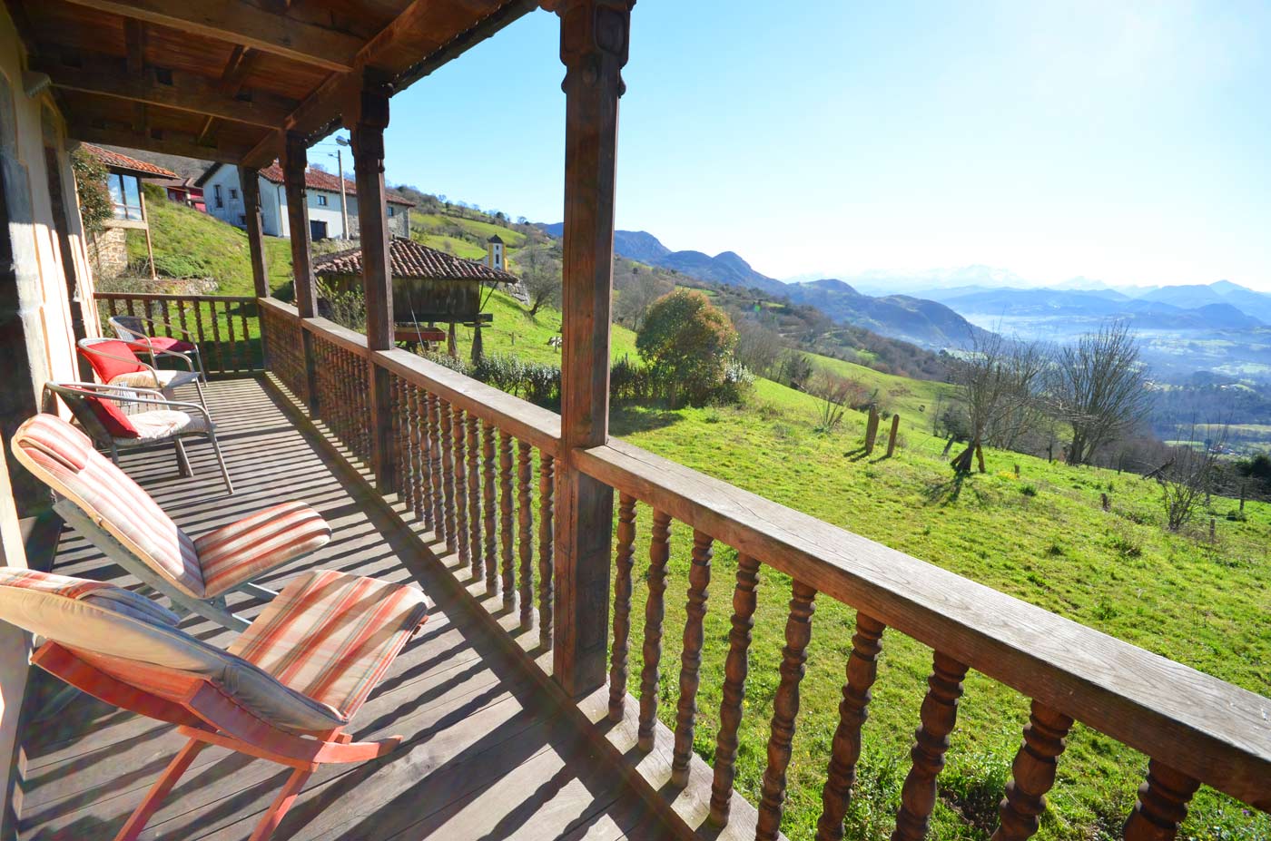 Traditional balcony / terrace