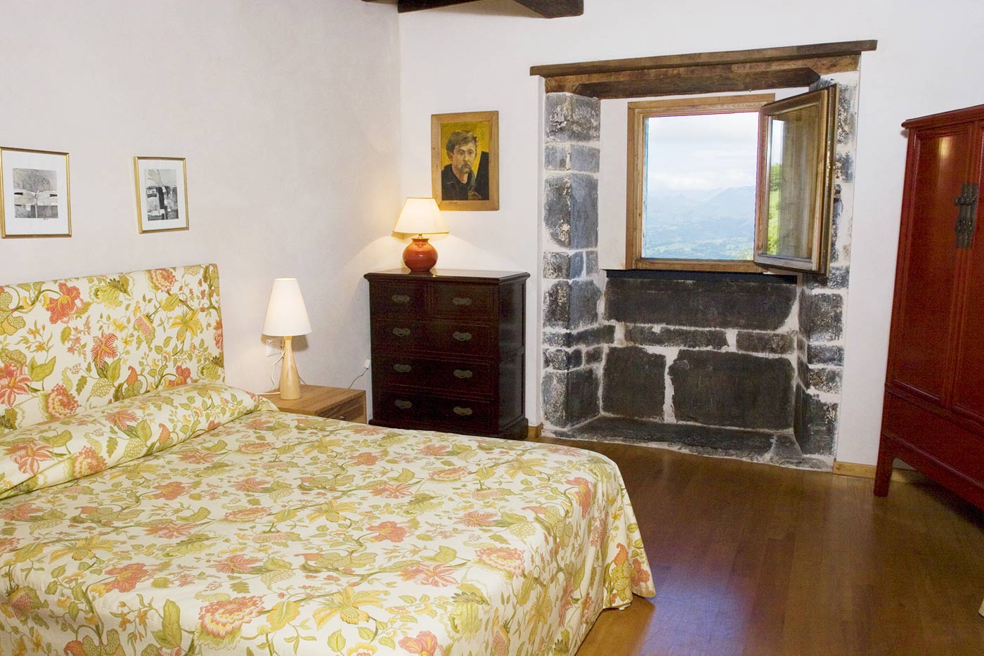 Double bedded room with superb mountain views