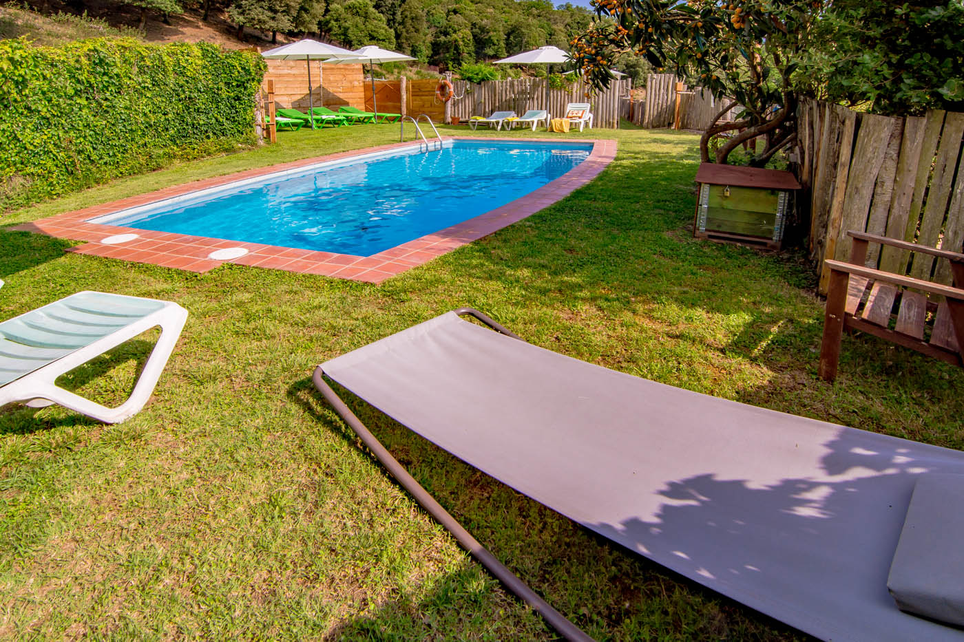 La piscina se encuentra muy poca distancia de la casa