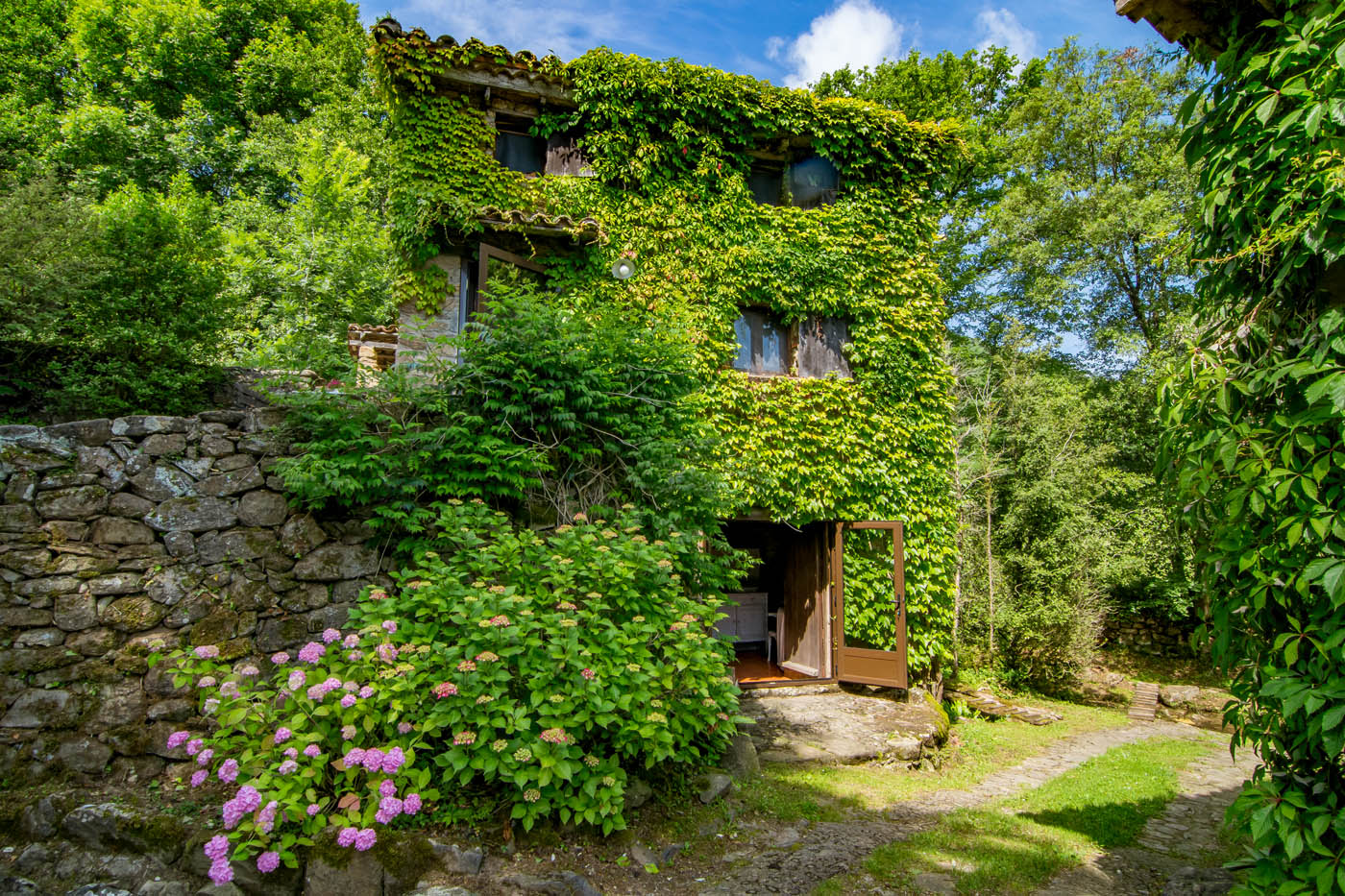 Puerta inferior a la habitación del piso inferior