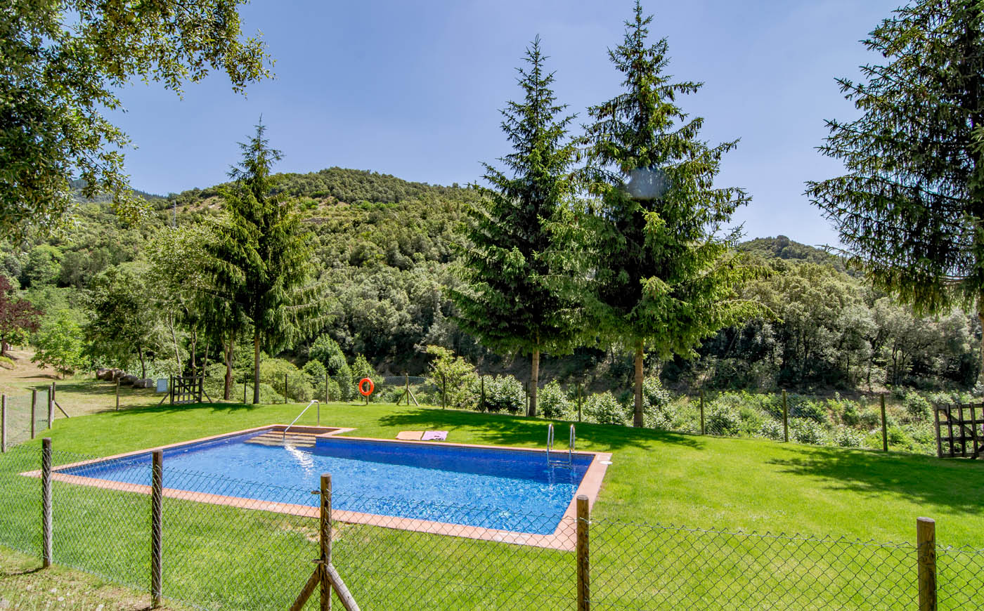 Piscina con jardines de césped (sin tumbonas)
