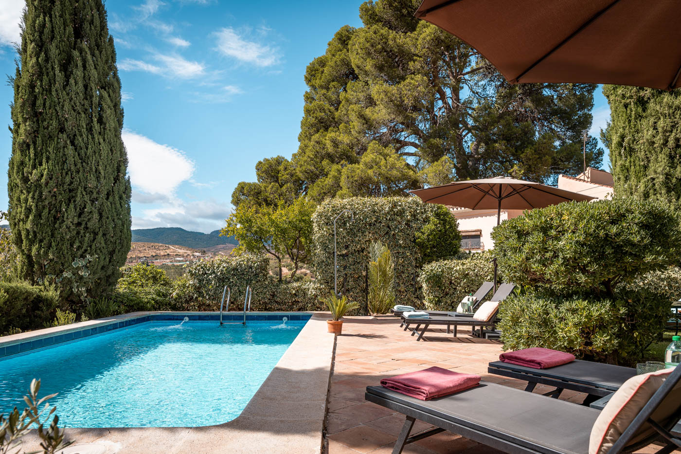 El anexo y la casa principal están junto a zona de pisicina