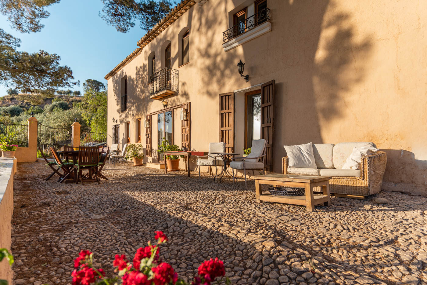 Parte delantera de la casa con terraza