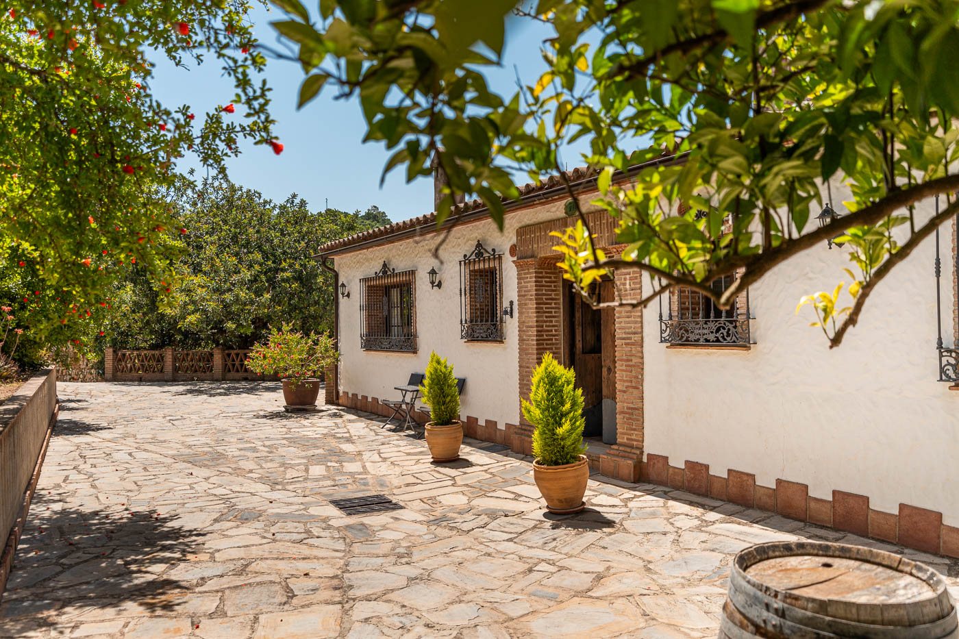 Zona de aparcamiento, entrada principal