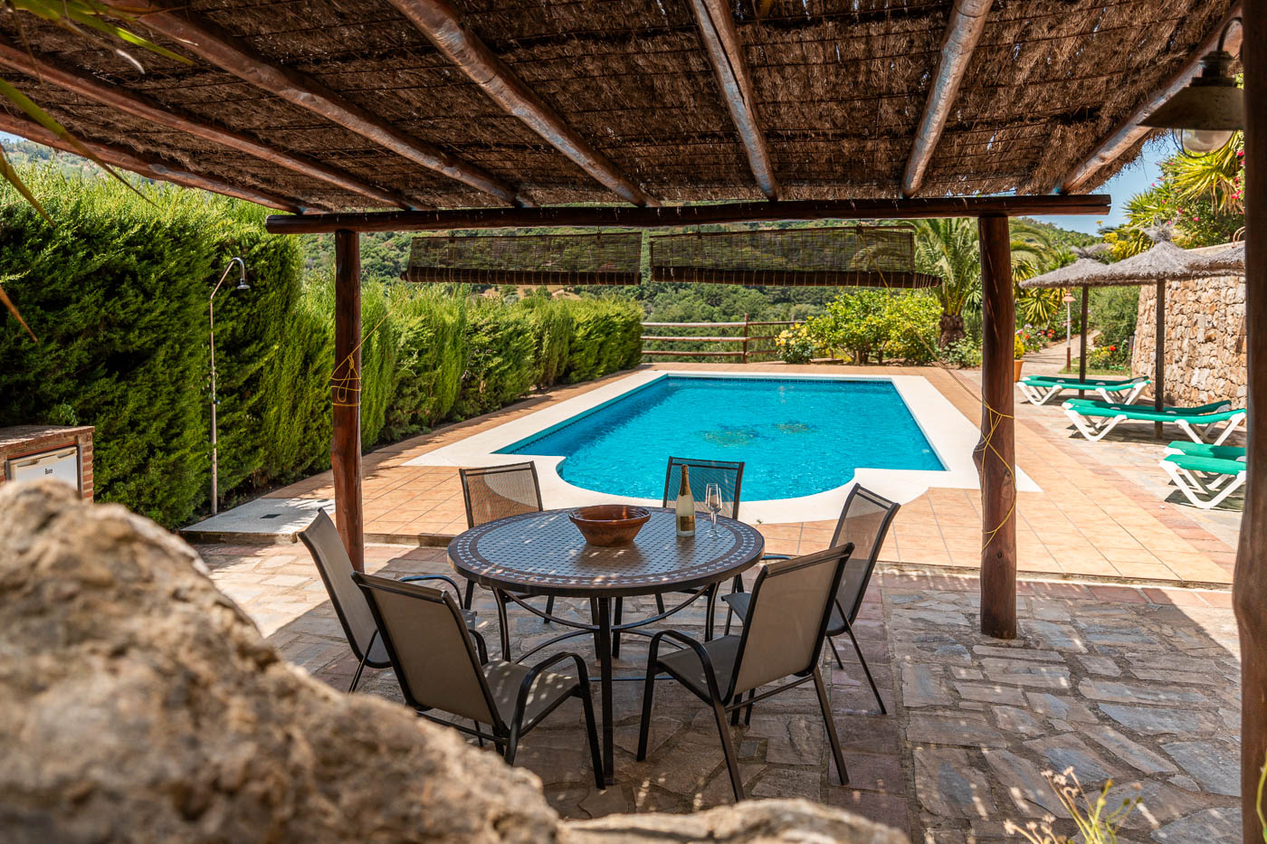 Zona con sombra junto a la piscina