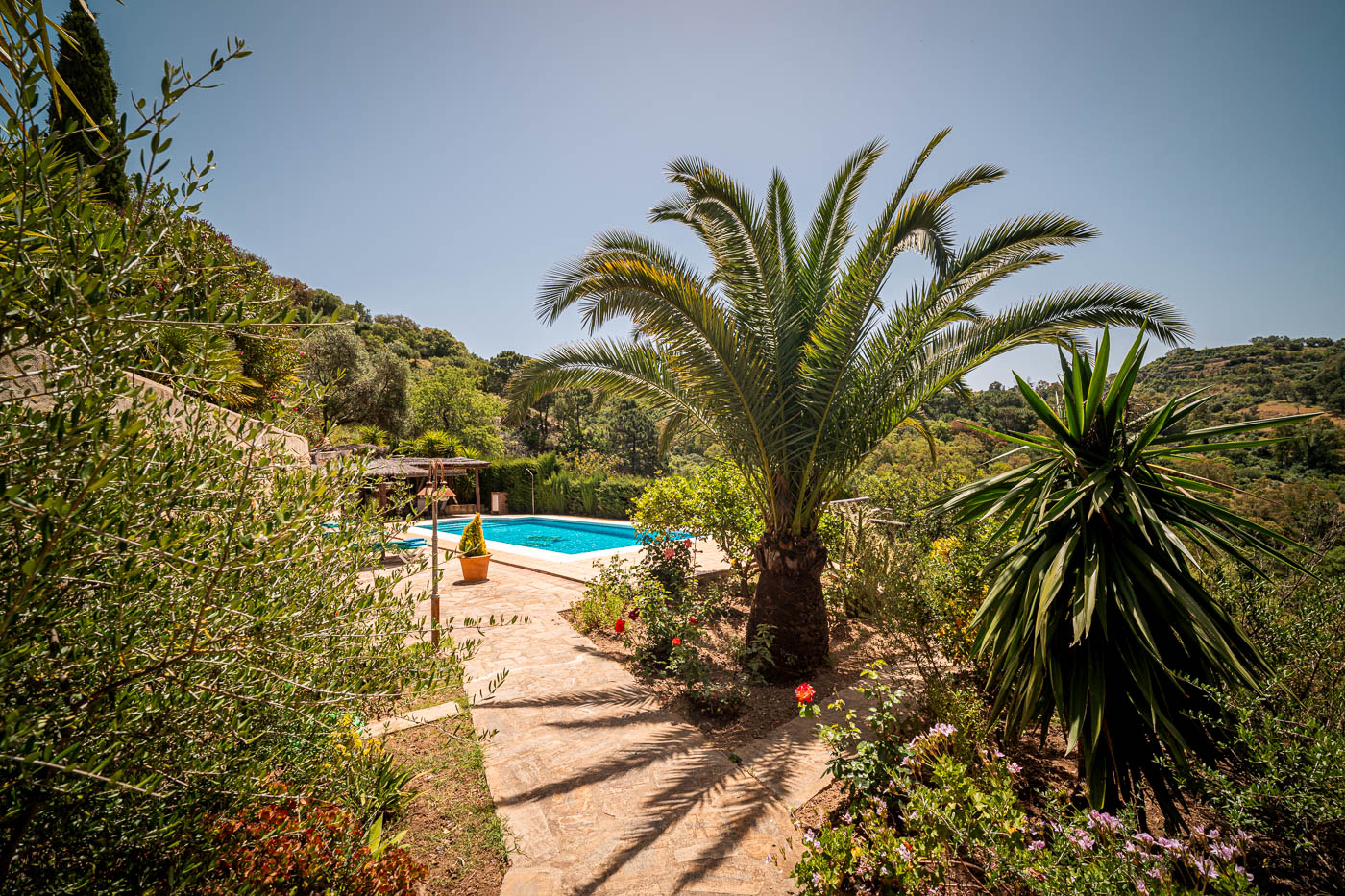 Camino corto a la piscina desde la casa