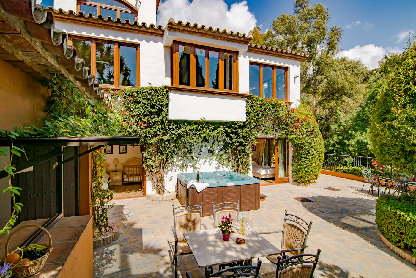 Zona de bar con jacuzzi 