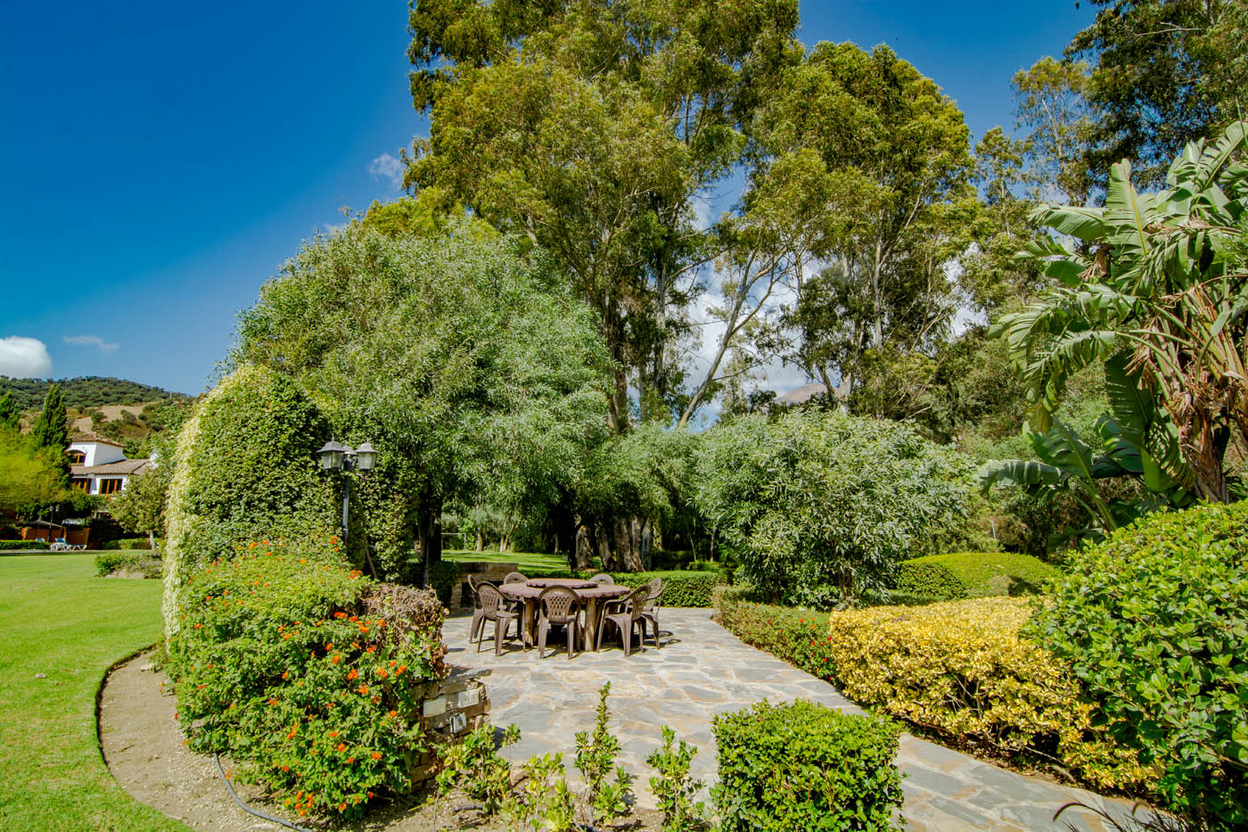 Jardines muy amplios con diferentes zonas para relajarse 