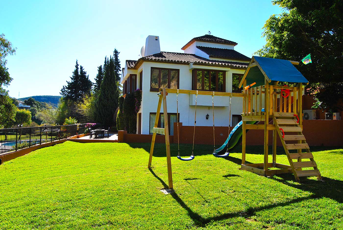 Desde 2018 hay un parque para los niños, con una valla de seguridad 