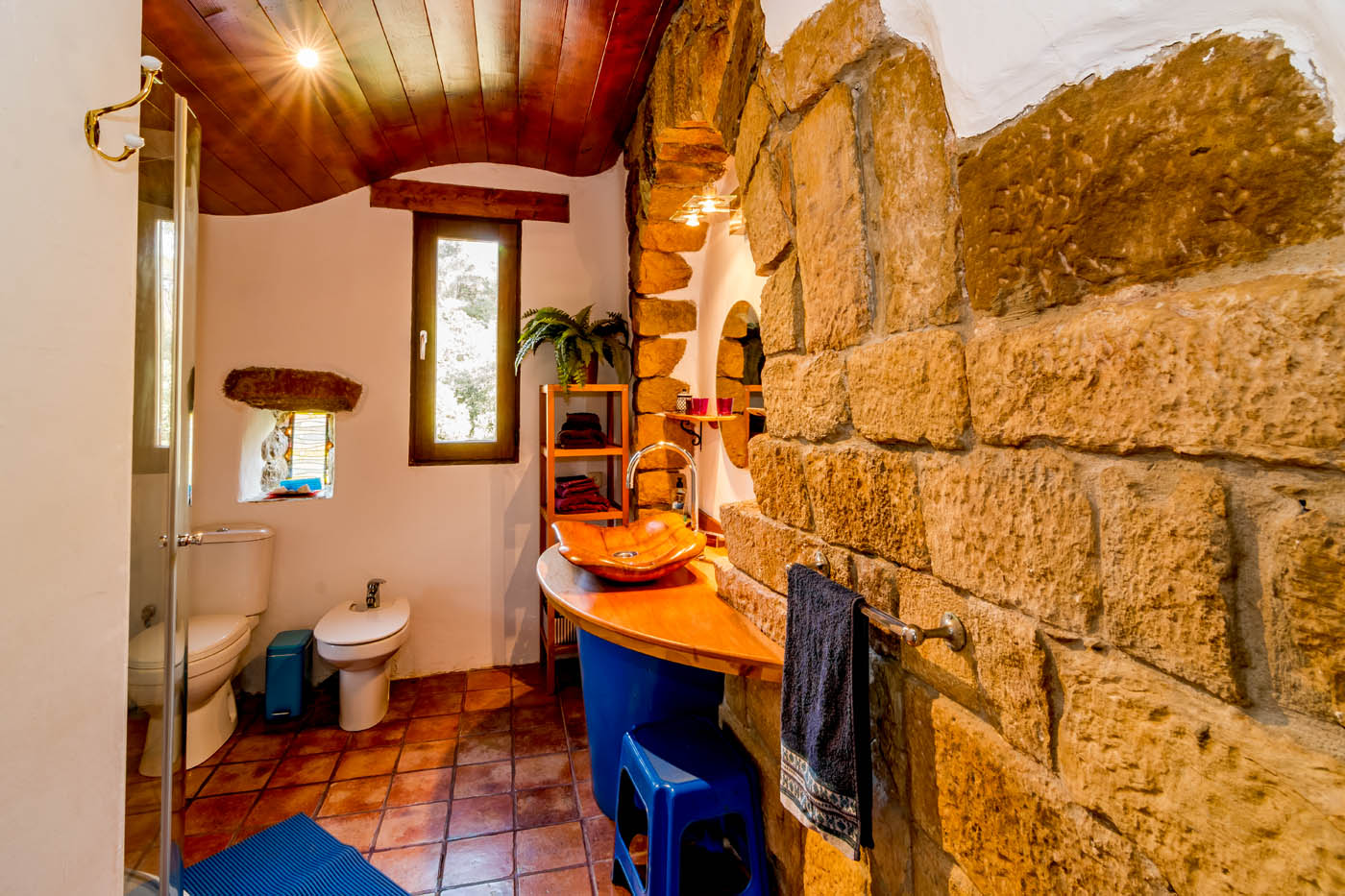 Bathroom with unique artisan´s style