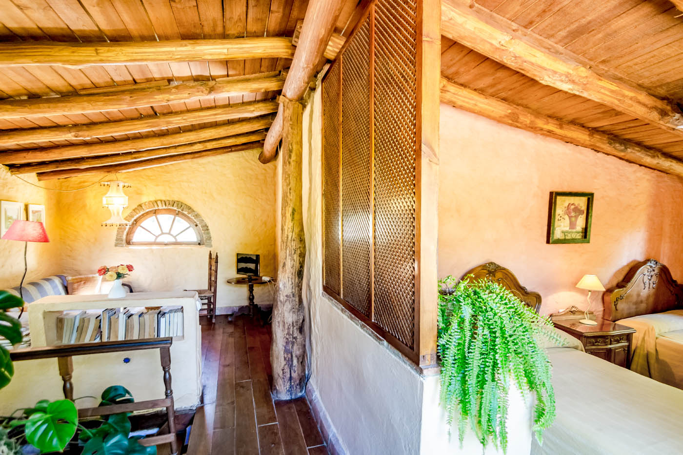 Habitación diáfana de dos camas / salón