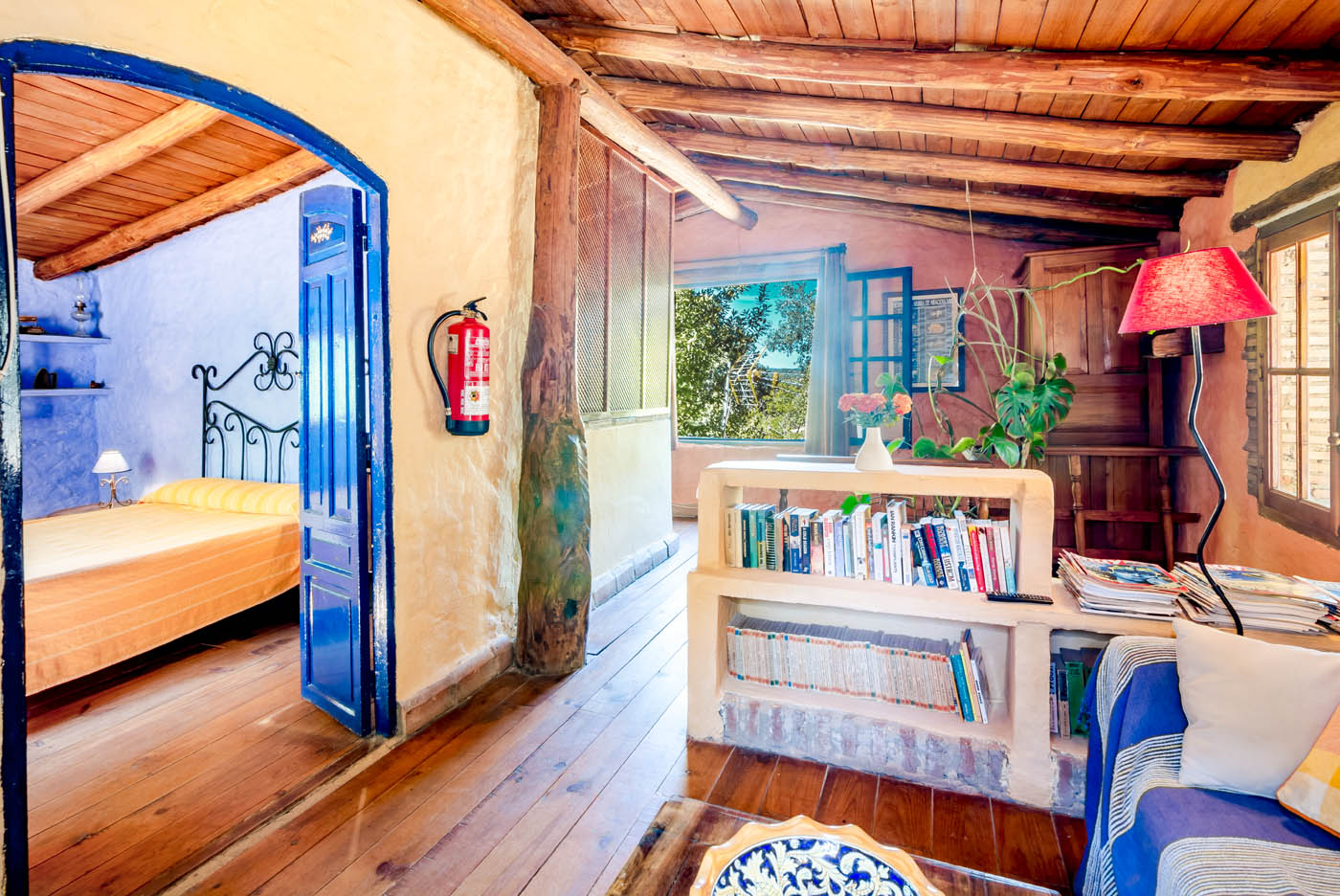 Salón y dormitorio: la casa es perfecta para parejas 