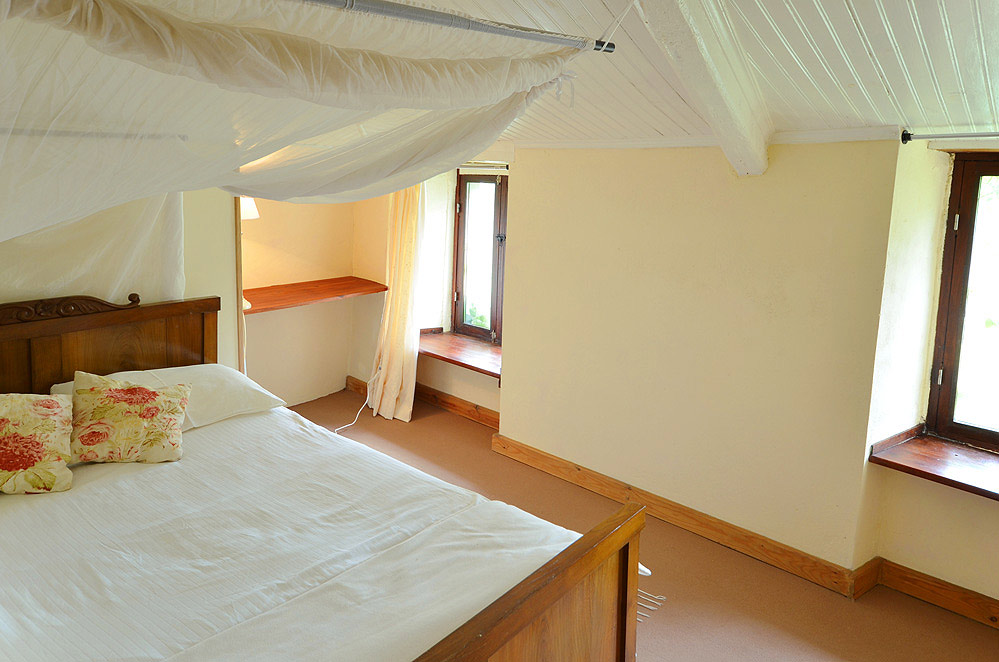 Habitación con cama doble pequeña (cama contra pared)