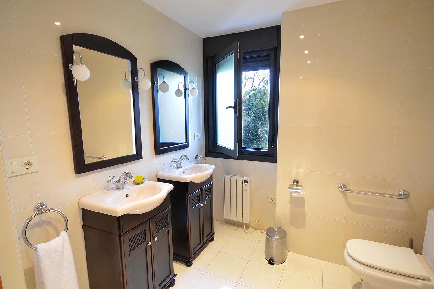 Bright and well presented full bathroom