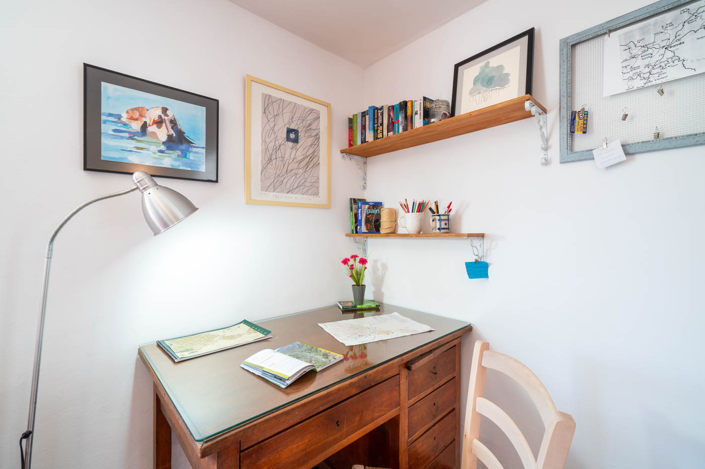 Corner with desk to prepare your days out