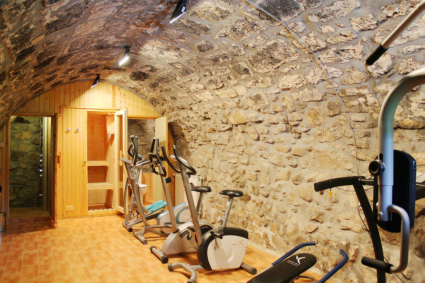 El gimnasio (con sauna) está bien equipado 