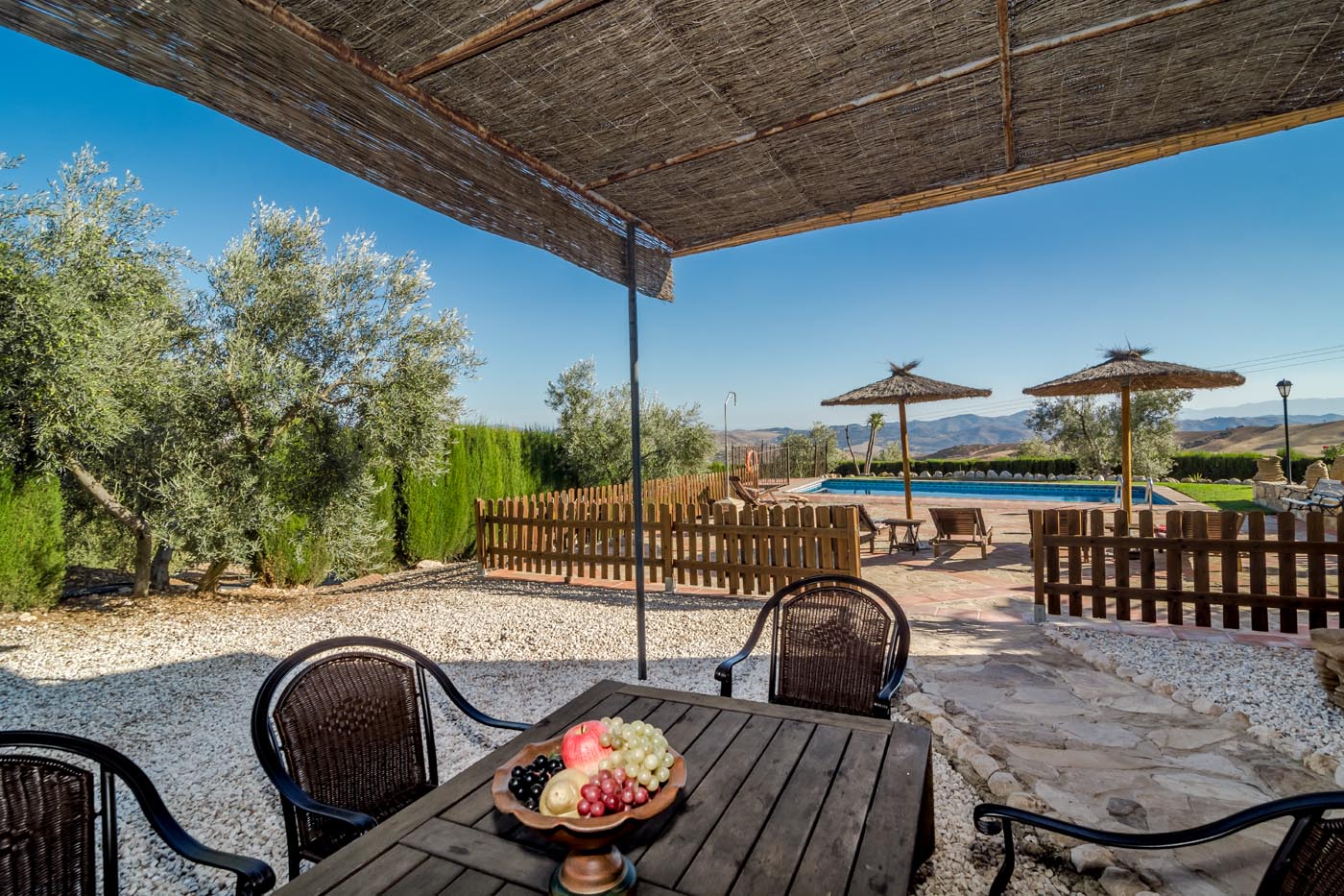 La casa tiene perímetro definido y grandes terrenos privados.