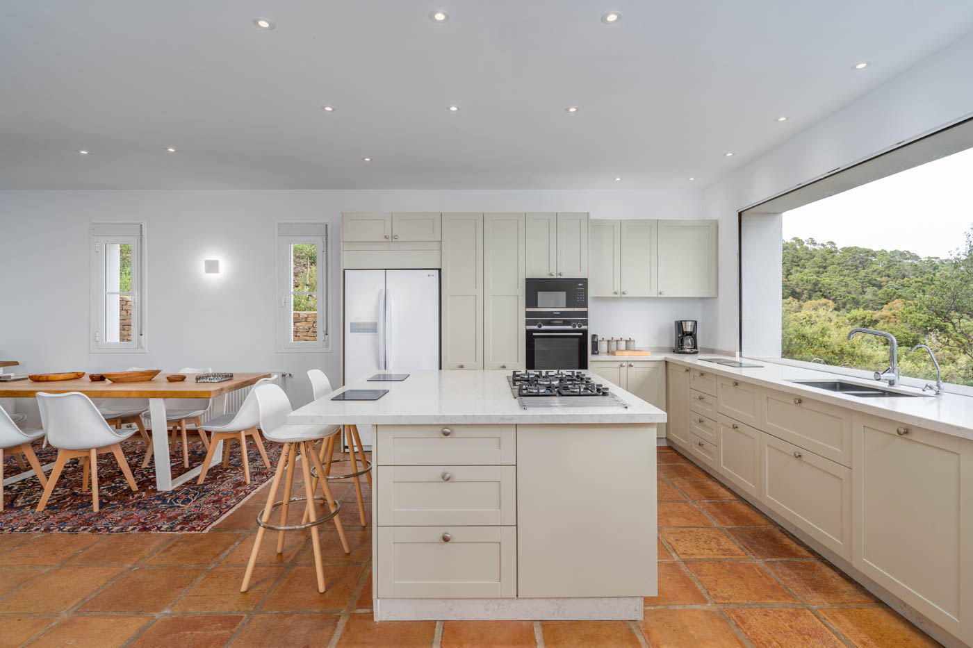 Excellent kitchen with views for cooking meals