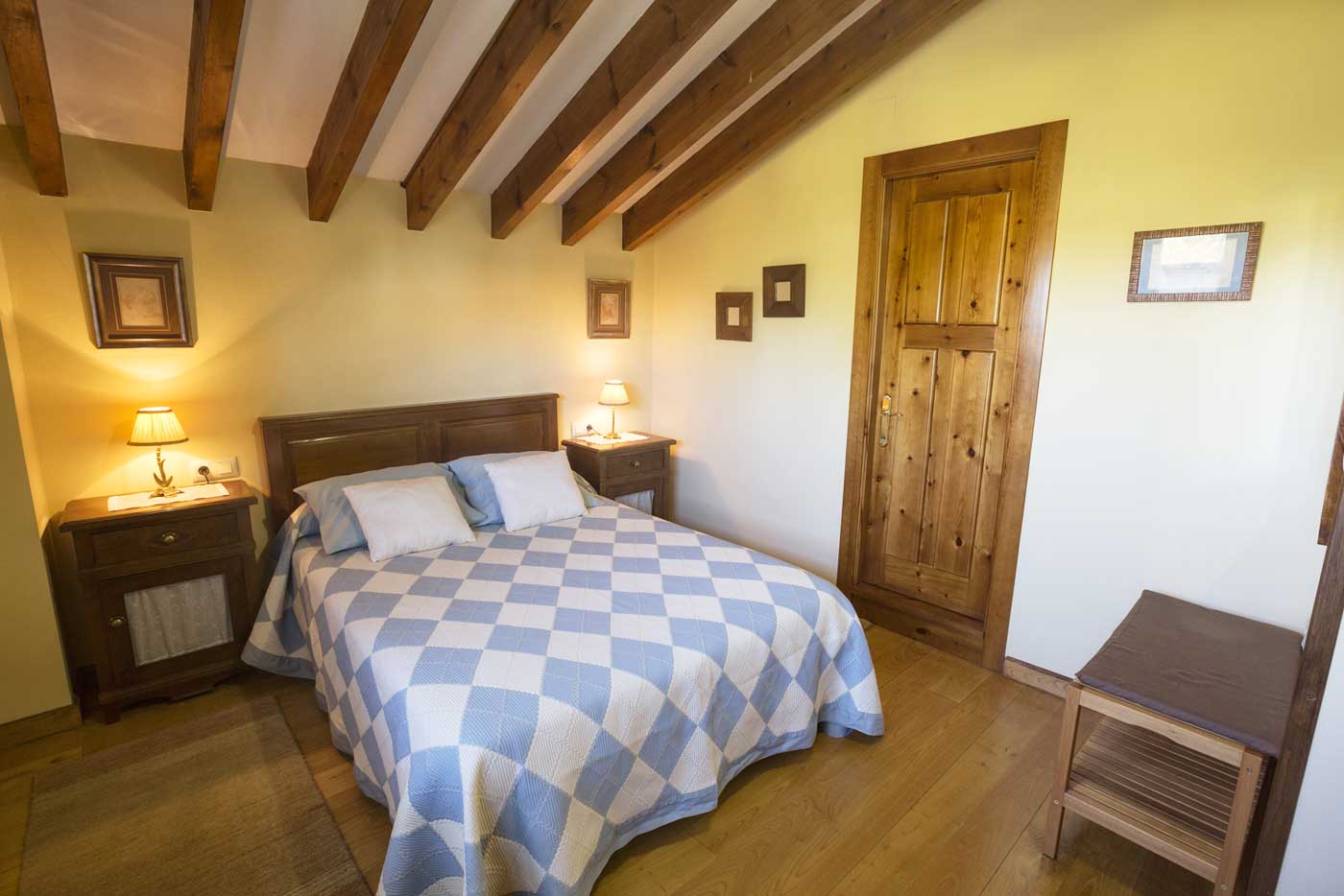 Habitación con cama doble y baño privado 