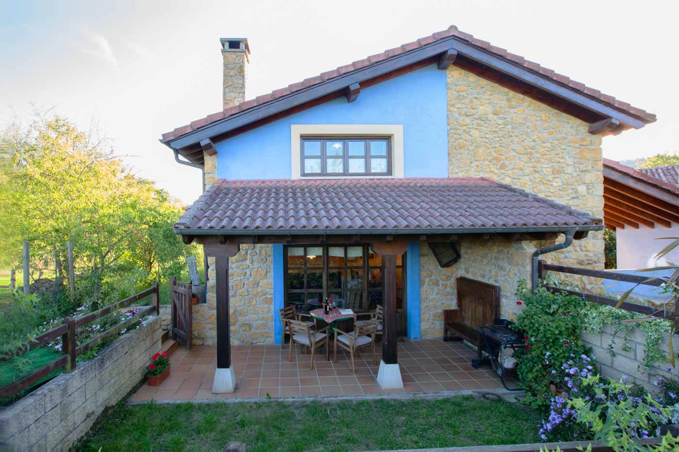 Jardín con casa unifamiliar