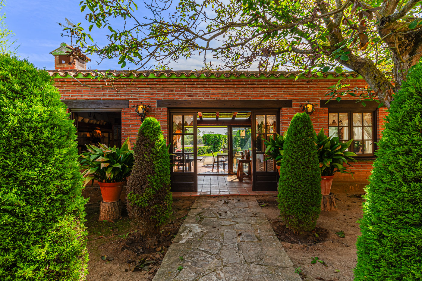 Relax area with covered barbecue area, terrace, pool