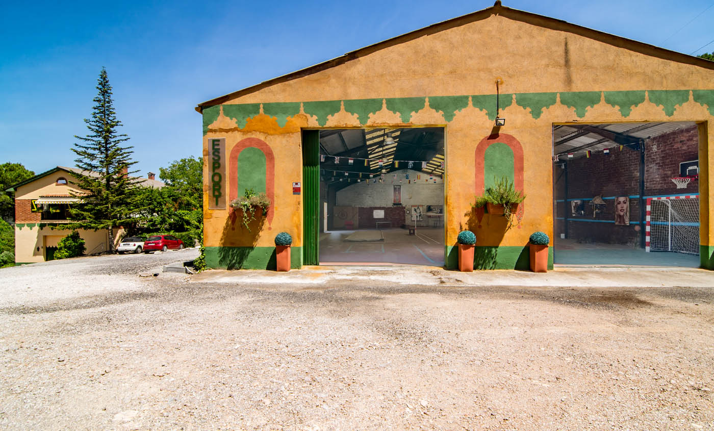 Private large indoor games house