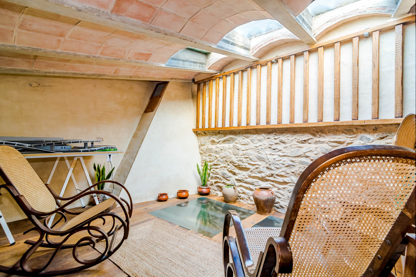 Mezzaninne: small lounge by attic bedroom