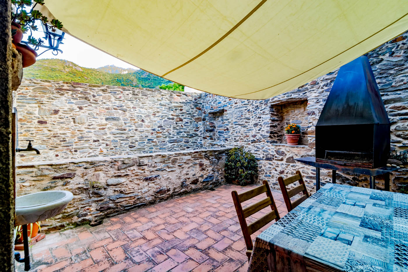 Shade canopy by outdoor meal´s table