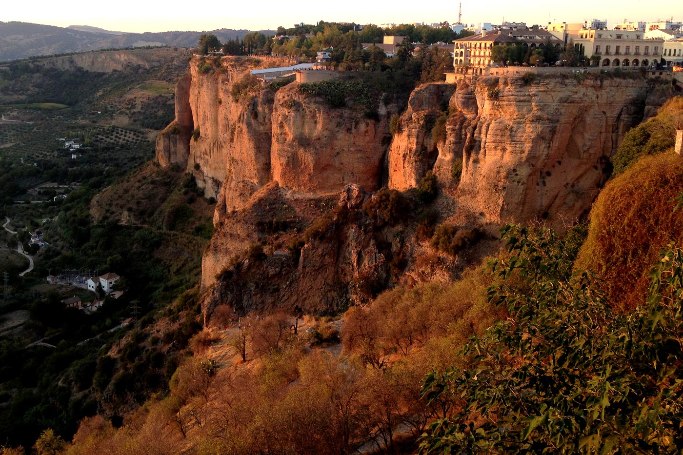 Popular and stunning Ronda town is 10 minutes away