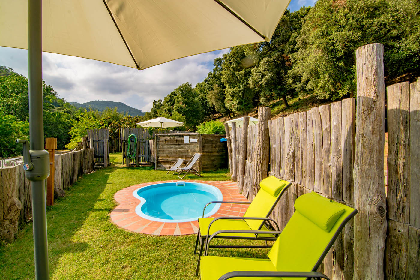 La piscina para niños cercada está a 10 metros de la piscina principal