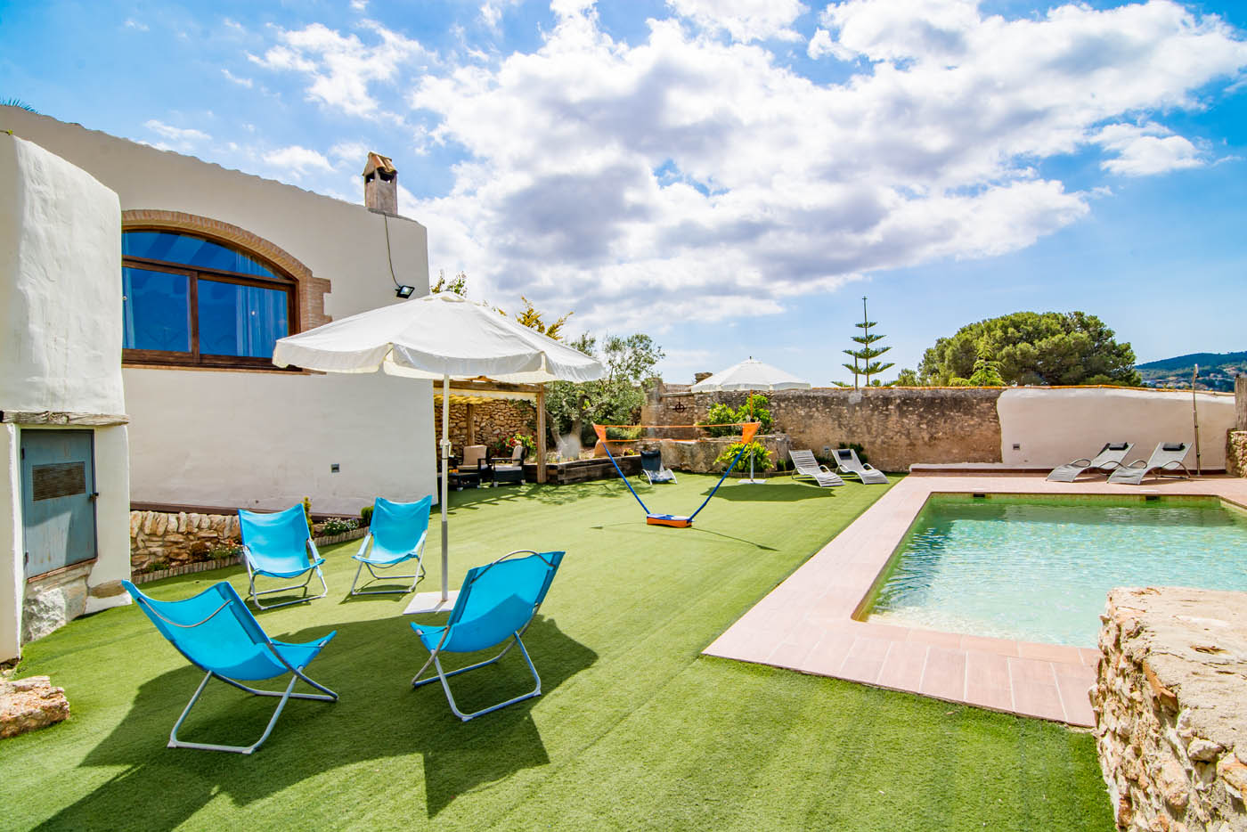 Desde el patio se accede a la piscina (la cual se puede cerrar)