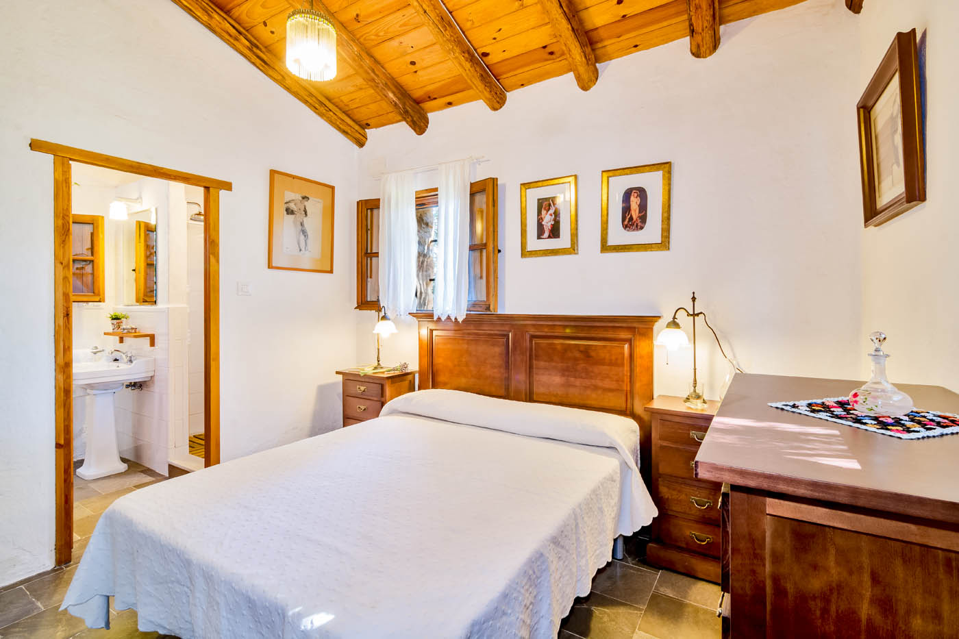 El dormitorio principal tiene baño privado 