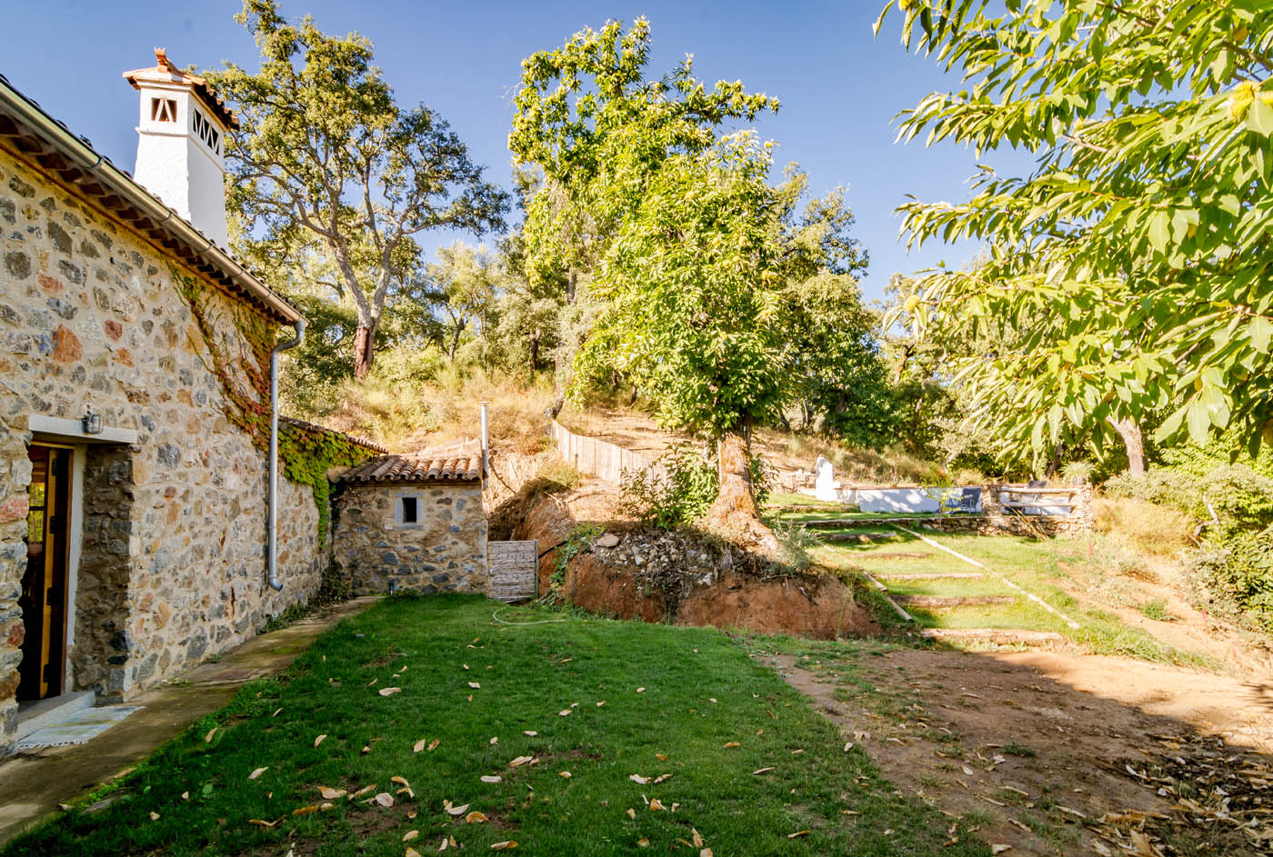 Zona ajardinada orientada al norte con rampa a la piscina