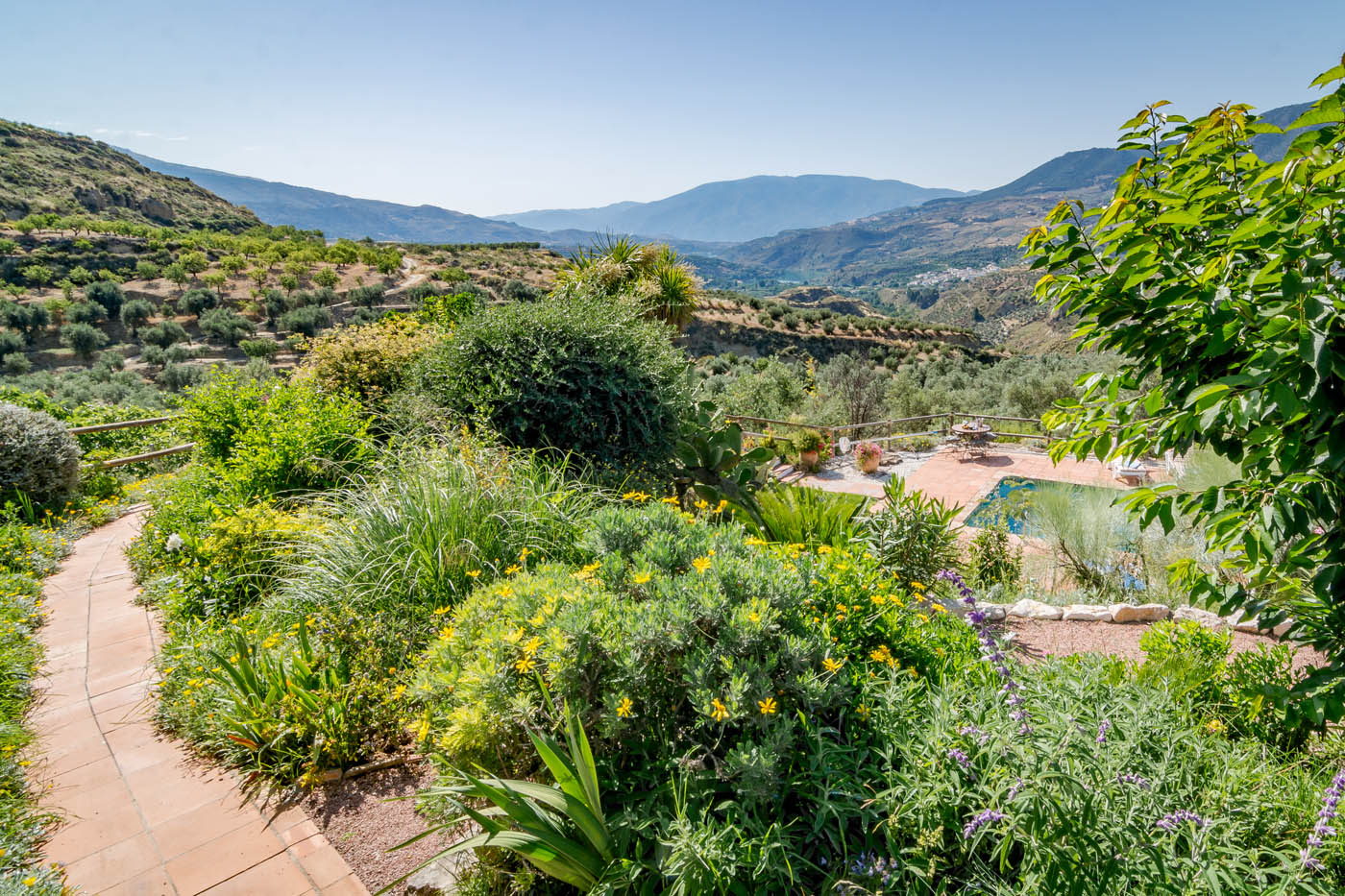 Camino hacia la zona de la piscina