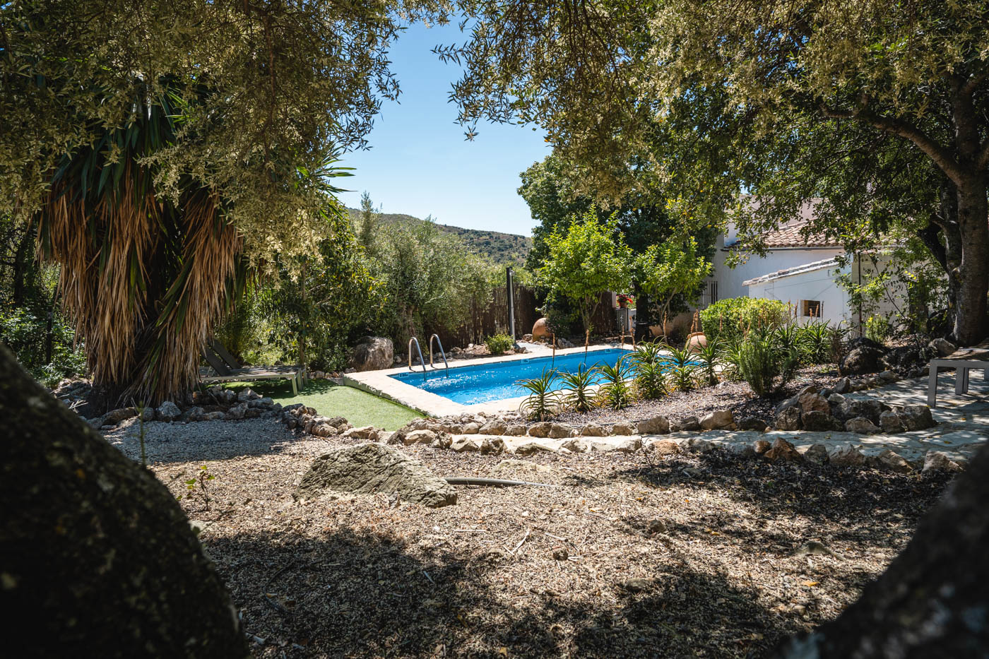 Casa, piscina y jardines