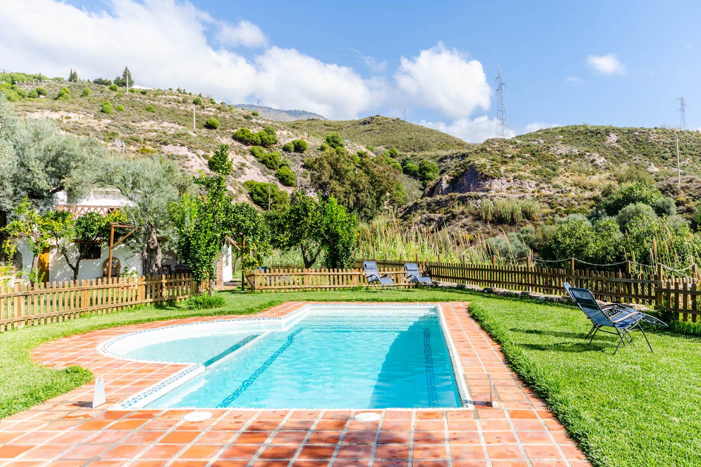 La zona de la piscina tiene valla
