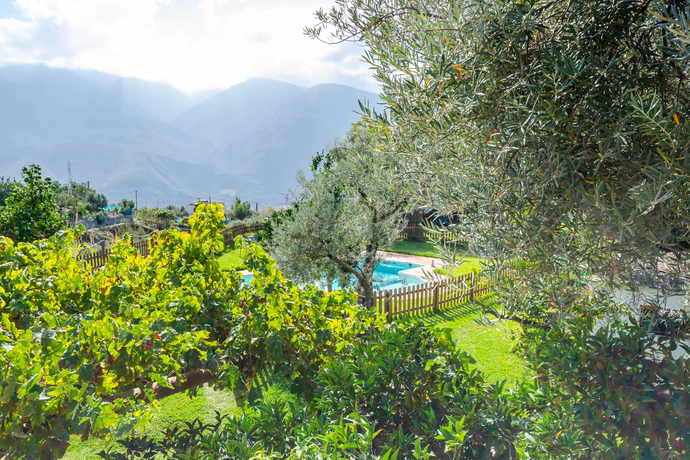 Piscina vista desde la zona de estacionamiento