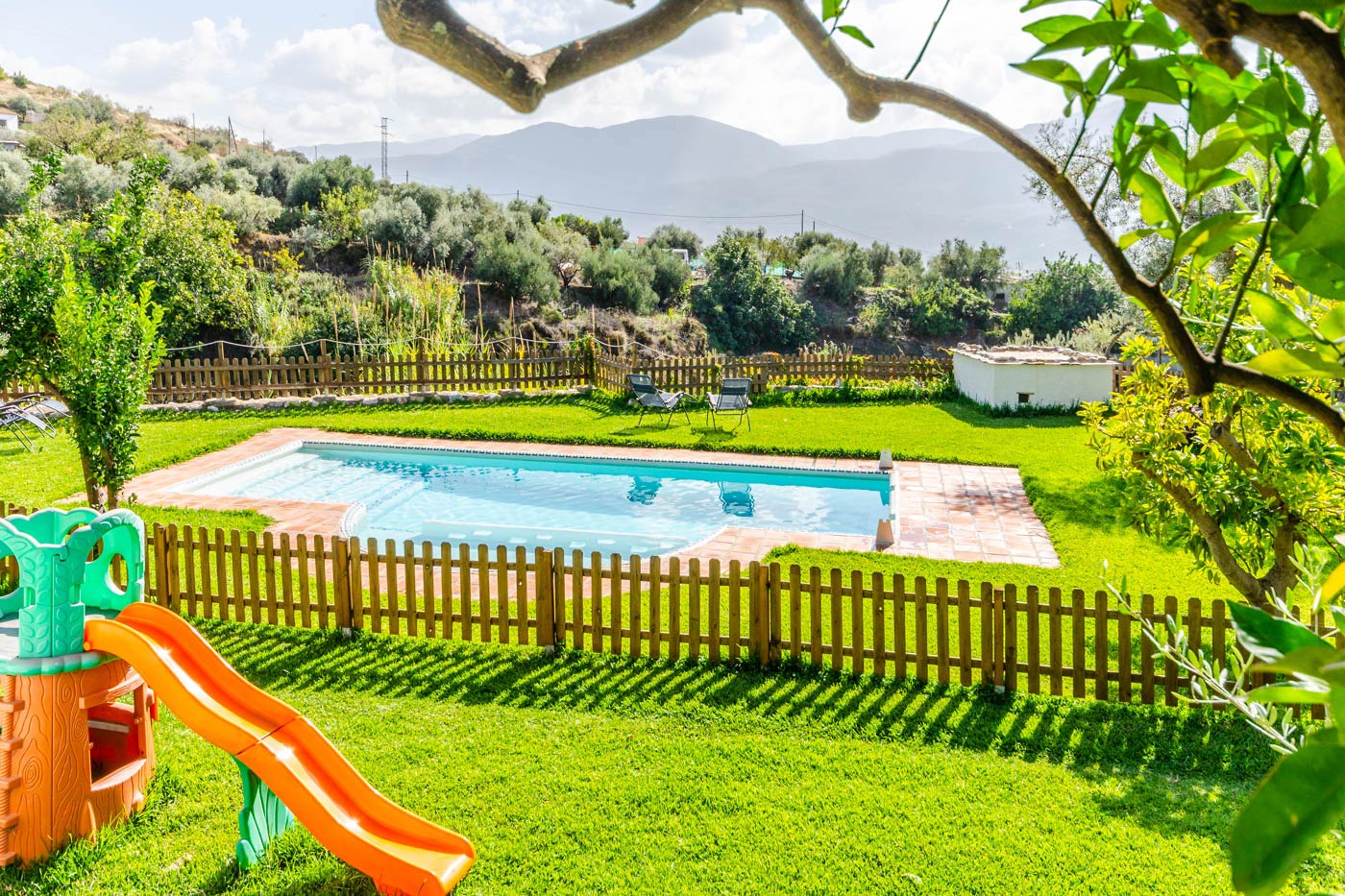 Tobogán y otros juguetes y juegos para niños