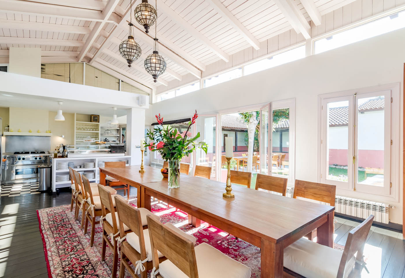 Zona de cocina / comedor abierto al patio y terrazas