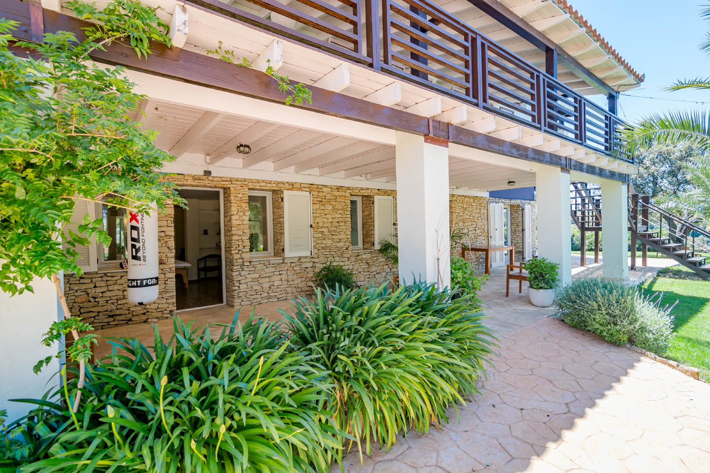 Planta inferior tiene un porche con acceso a sala de yoga