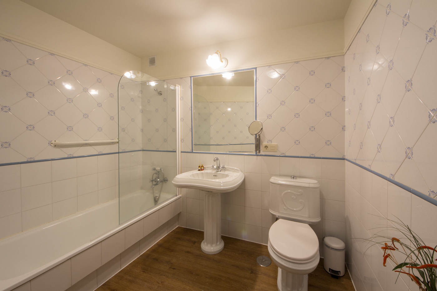 Un baño con bañera