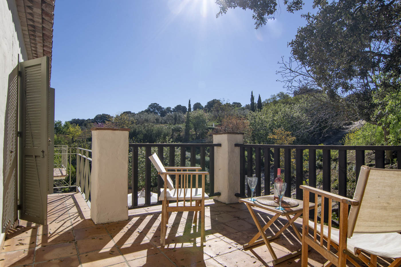 La terraza del dormitorio está amueblada