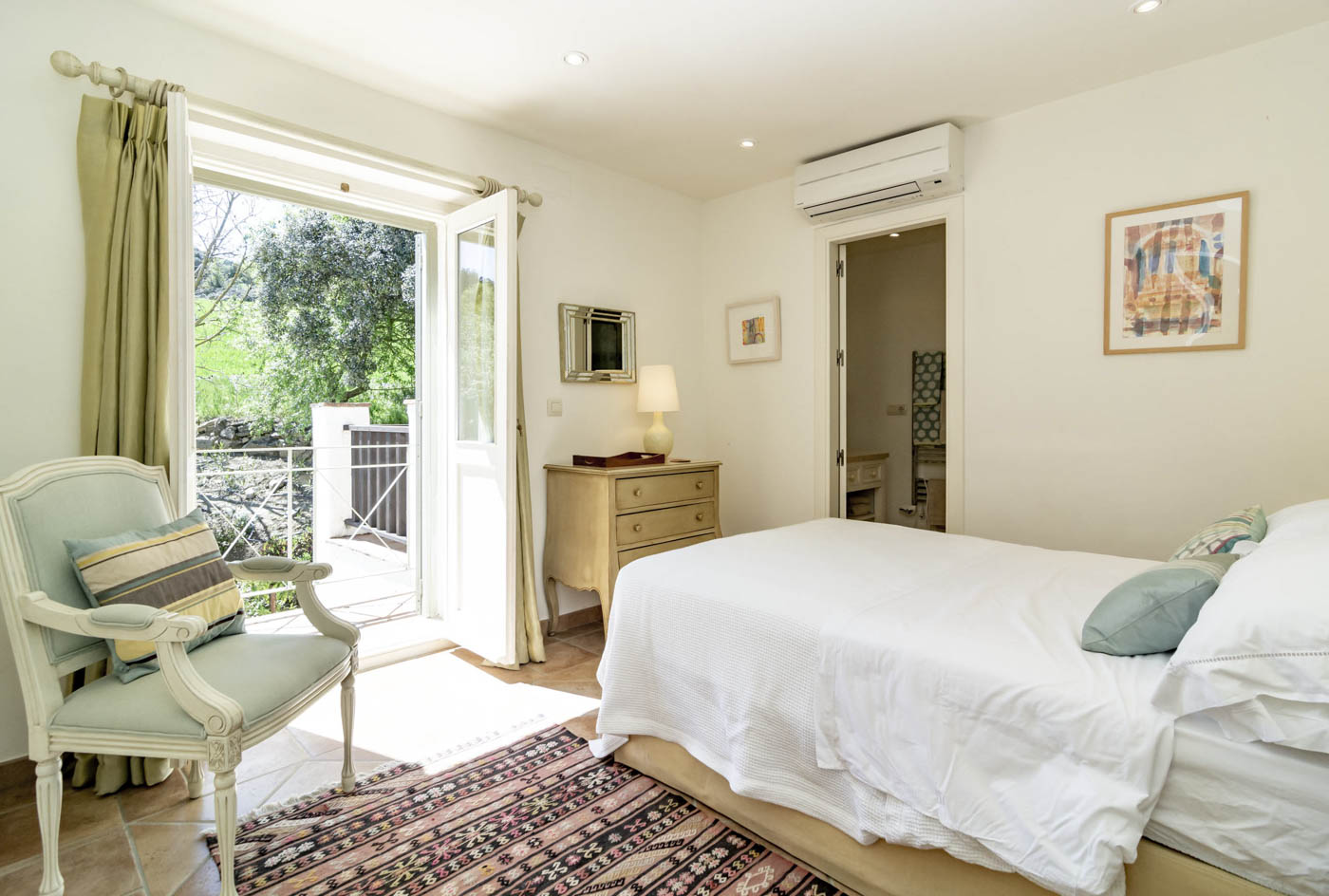 Habitación orientada al sur, con terraza privada