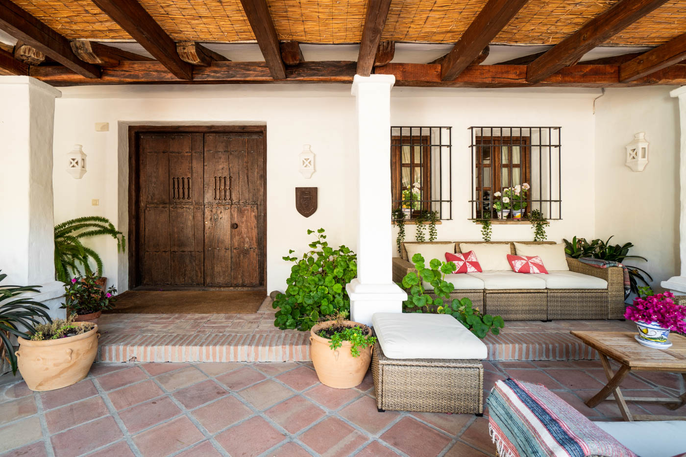 Puerta principal a su villa y área de descanso a la derecha