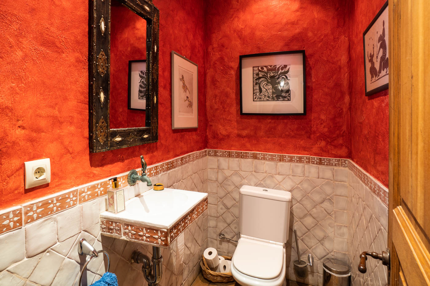 El guardarropa brinda servicio a las áreas de estar y comedor.